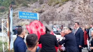Tabla sa imenom policajca
